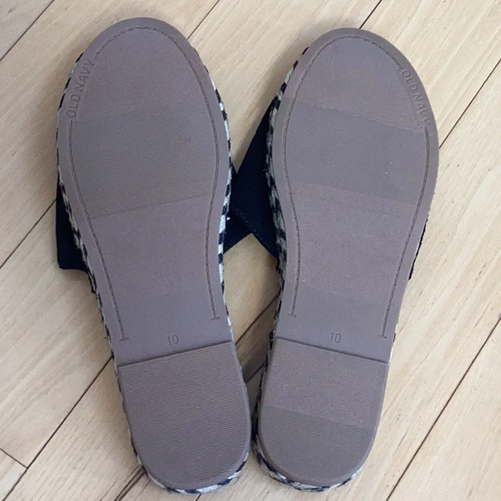 Old Navy woven rope and faux suede slide on sandals. Women’s size 10